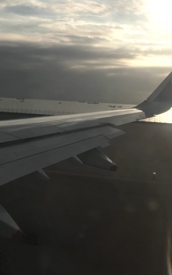 機内から撮った離陸寸前の航空機の翼