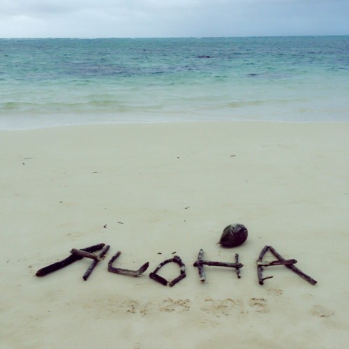 ハワイのビーチに書いたアロハの文字