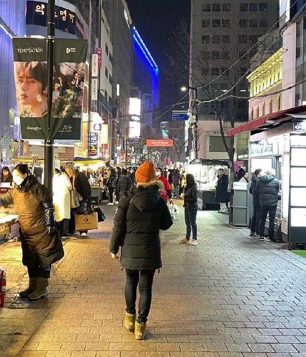 韓国の夜の街を歩く人