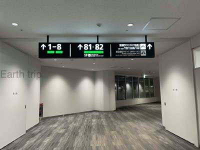 福岡空港国内線ターミナルのカードラウンジへ向かう看板